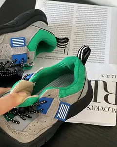 Κοντινό πλάνο παιδικών αθλητικών παπουτσιών σε γκρι και πράσινο με πλέγμα