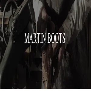 Nahaufnahme von handgefertigten Martin-Stiefeln in einer traditionellen Werkstatt.