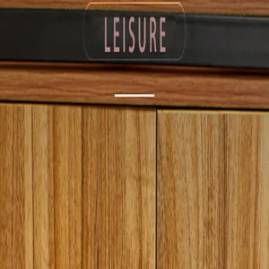 Nahaufnahme eines Martin-Stiefels mit schwarzem LEISURE-Riemen und Holzmaserung-Textur
