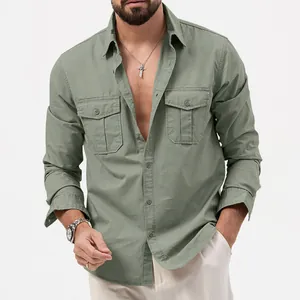 Gros plan d'une chemise utilitaire vert olive avec deux poches poitrine et boutons