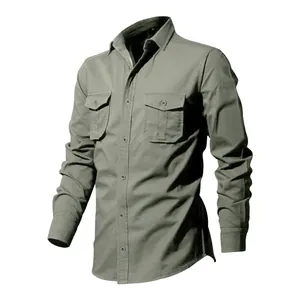 Détail d'une chemise tactique kaki à manches longues pour homme avec poches poitrine