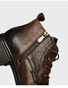 Nahaufnahme des seitlichen Reißverschlusses und des braunen Leders an Martin Boots
