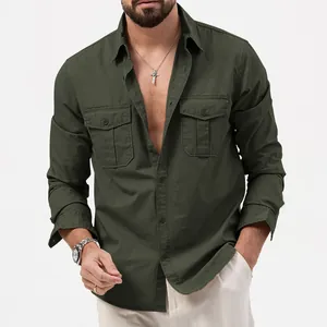 Vue détaillée de la chemise d'homme montrant les poches poitrine et la texture du coton.