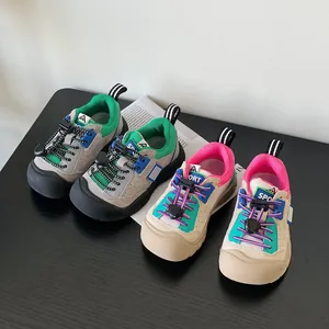 Casual sportieve kindersneakers met zachte zolen, verkrijgbaar in grijs en beige.