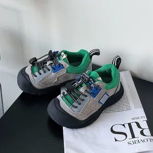 Duurzame outdoor sneakers voor kinderen met groen mesh en een handige snelsluiting
