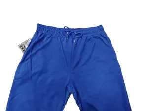 Detailweergave van de blauwe herenbroek met elastische tailleband, trekkoord en zak