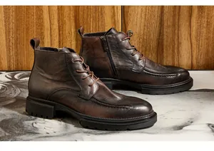 Detailansicht der braunen Herren-Martens-Boots aus gealtertem Leder mit Reißverschluss