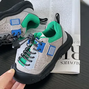 Trendy sportsneakers voor kinderen van ademend mesh en grijs suède met treksluiting