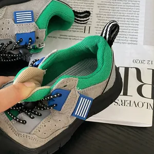 Comfortabele kindersneakers in outdoor-stijl met grijs suède en ademend groen mesh-weefsel