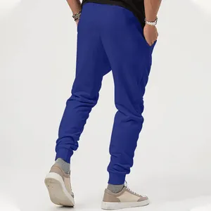 Achteraanzicht van kobaltblauwe herenjoggingbroek met geribbelde boorden op model