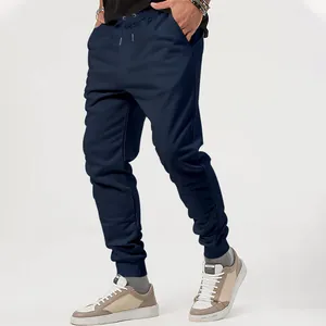 Detailweergave van marineblauwe herenjogger met trekkoord in de taille en geribbelde boord.