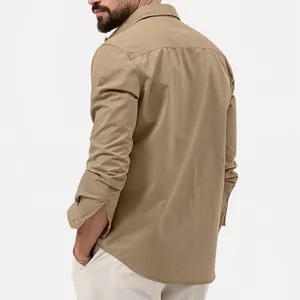 Vue arrière d'une chemise décontractée à manches longues kaki pour hommes avec texture
