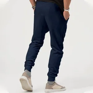 Detailweergave van de achterkant van een donkerblauwe joggingbroek voor heren met boorden
