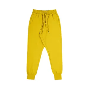 Detailweergave van gele casual herenjoggers met trekkoord in de taille en boorden bij de enkels