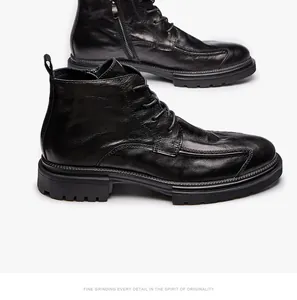 Detail von schwarzen Leder-Martin-Boots mit hohem Schaft, Reißverschluss und dicker Sohle