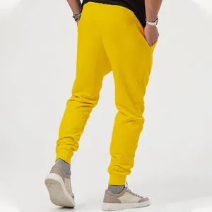Achteraanzicht van gele heren joggingbroek met geribbelde boorden voor sportieve look