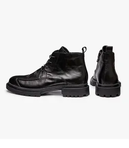 Detaillierte Seiten- und Rückansicht schwarzer Leder-Martin-Boots für Herren mit Profilsohle