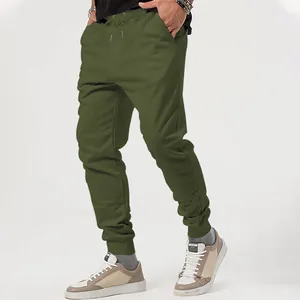 Detail van olijfgroene casual joggingbroek voor heren met elastische taille en koord