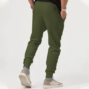 Gedetailleerd achteraanzicht van de olijfgroene outdoor joggingbroek voor heren
