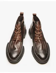 Draufsicht auf braune Herren-Leder-Martin-Boots mit Reißverschluss-Detail