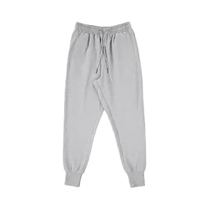 Lichtgrijze heren joggingbroek met trekkoord en geribbelde manchetten op witte achtergrond.