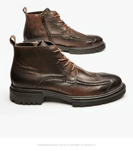 Detailansicht brauner Distressed-Leder-Boots mit seitlichem Reißverschluss und Schnürung