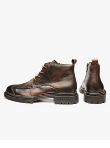 Detailaufnahme der braunen Vintage-Lederstiefel mit praktischem Reißverschluss und dicker Sohle