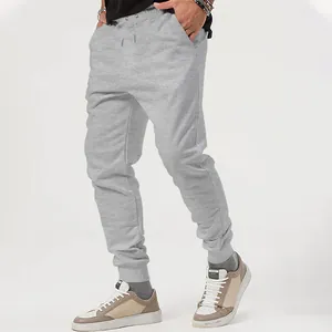 Detail van grijze vrijetijdsjoggingbroek voor heren met trekkoord en elastische manchetten