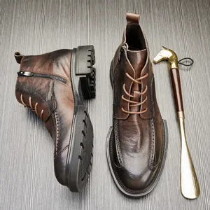 Detailansicht brauner Vintage-Leder-Martin-Stiefel mit Seitenreißverschluss und Schnüren