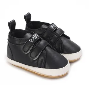 Detailansicht der schwarzen Baby-Sneaker mit weicher Sohle und weißem 'BABY'-Aufdruck