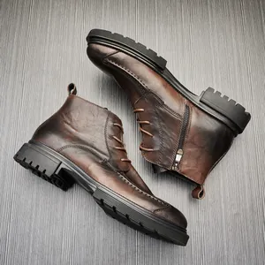 Detailansicht brauner Herren-Schnürstiefel aus Leder mit seitlichem Reißverschluss und Profilsohle