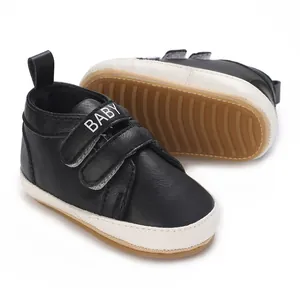 Detailansicht der rutschfesten schwarzen Babyschuhe mit weicher Sohle und Klettverschluss