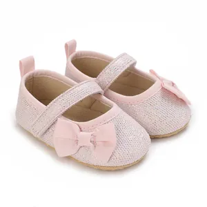 Funkelnde rosa Baby-Prinzessinenschuhe mit süßer Schleife und Klettverschluss.