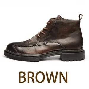 Seitenansicht von braunen Herren-Leder-Martin-Boots mit dicker schwarzer Sohle.