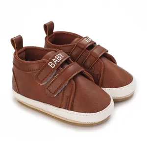 Detailansicht von braunen Kunstleder-Babyschuhen mit weichen weißen Gummisohlen