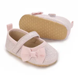 Detail von rosa Glitzer-Babyschuhen mit Schleife und rutschfester Sohle für 0-1 Jahr