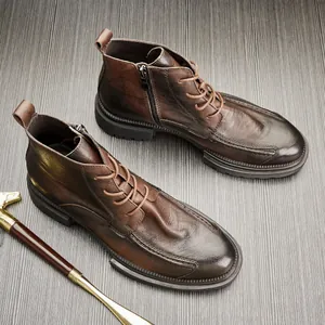 Detailansicht brauner Martin-Stiefel aus Leder mit Reißverschluss und dicker Sohle.