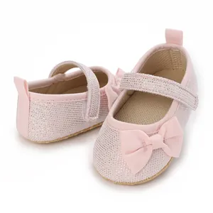 Detailansicht der rosa Glitzer-Baby-Prinzessin-Schuhe mit weicher Schleifendekoration