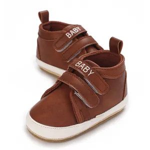 Detaillierte Nahaufnahme brauner Baby-Sportschuhe mit weicher Sohle und Klettverschluss