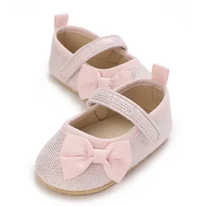 Detailansicht von rosa Baby-Prinzessinenschuhen mit Glitzereffekt und Schleifendetail.