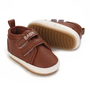 Detailansicht brauner Baby-Sneaker mit weicher Sohle und 'BABY' Klettverschluss-Aufdruck