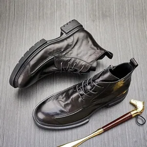 Hochwertige Leder-Stiefeletten mit Reißverschluss und Plateausohle im Used-Look.