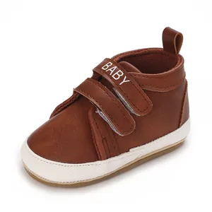 Detailansicht von braunen Baby-Sportschuhen mit weicher, rutschfester Sohle und Klett.