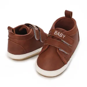 Detaillierte Nahaufnahme brauner Neugeborenen-Sneaker mit weicher Sohle und Klettverschluss.