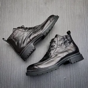 Detailansicht der schwarzen Herren-Schnürstiefel aus Leder mit Reißverschluss und dicker Sohle