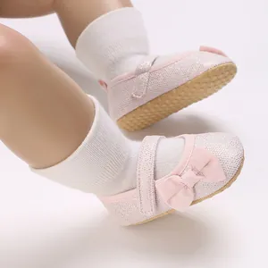 Nahaufnahme von rosa Glitzer-Baby-Prinzessinenschuhen mit weicher Sohle