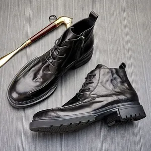 Detailansicht der schwarzen Leder-Martin-Boots mit seitlichem Reißverschluss auf grauem Grund