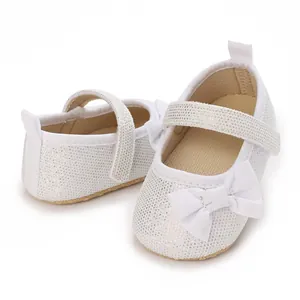 Elegante weiße Glitzer-Prinzessin-Babyschuhe mit einer Schleife und praktischem Klettverschluss