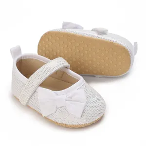 Detailansicht der weißen Glitzer-Prinzessinenschuhe für Baby-Mädchen mit weicher Antirutschsohle