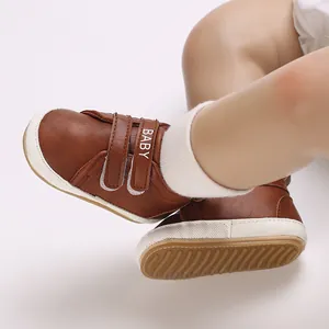 Detailansicht brauner Babyschuhe mit weicher Anti-Rutsch-Sohle und Klettverschluss